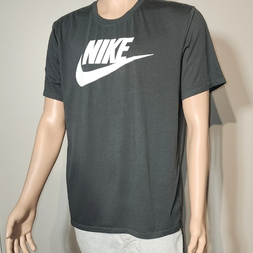 Nike Black and White Short Sleeve Tees